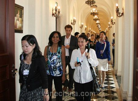 达沃斯嘉宾们在王朝御苑酒堡内参观