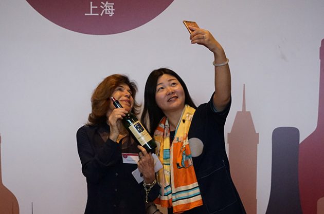 Wine lovers meet heroes?at biggest Decanter Shanghai Fine Wine Encounter