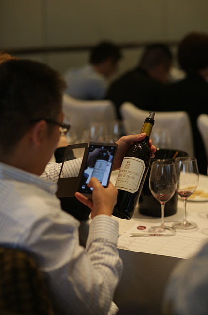 Wine lovers meet heroes?at biggest Decanter Shanghai Fine Wine Encounter