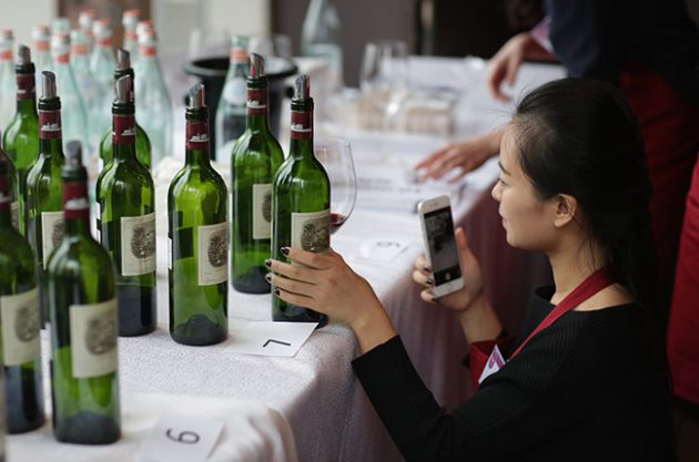 Wine lovers meet heroes?at biggest Decanter Shanghai Fine Wine Encounter