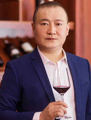 国家一级酿酒师，新疆天红紫域庄园酒业有限公司总经理首席酿酒师