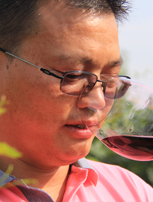 一级品酒师，一级酿酒师，现就职于宁夏红寺堡红丰农业开发有限公司担任总酿酒师，副总经理。
