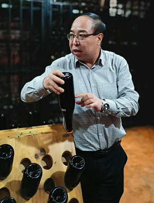 韩舜愈，教授，甘肃省葡萄与葡萄酒工程学重点实验室主任，中国葡萄酒技术委员会委员，