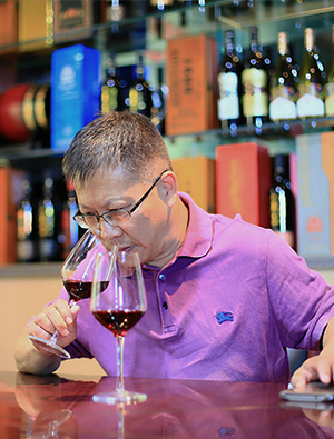 国家级葡萄酒评酒委员，石河子市汇泉葡萄酿酒公司总工程师。