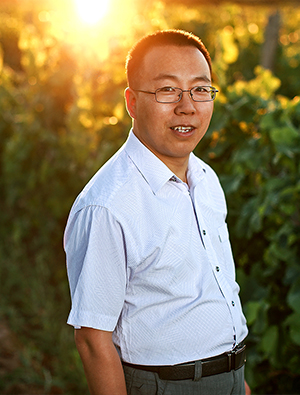 国家级葡萄酒评酒委员，甘肃莫高实业发展股份有限公司总工程师。