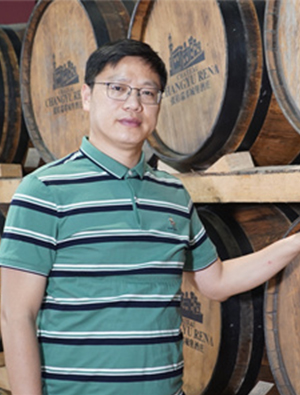 陕西张裕瑞那城堡酒庄有限公司酿酒师、副经理，负责瑞那品牌葡萄酒技术质量管理
